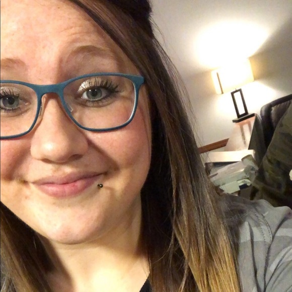 Meet your Posher, Alyx - Picture 3 of 4